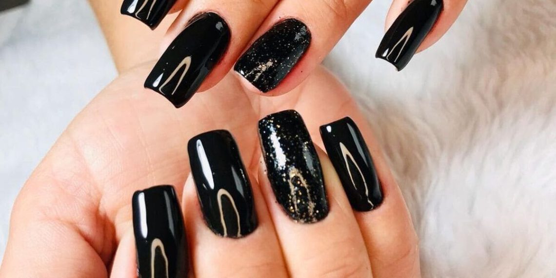 unha preta com glitter capa