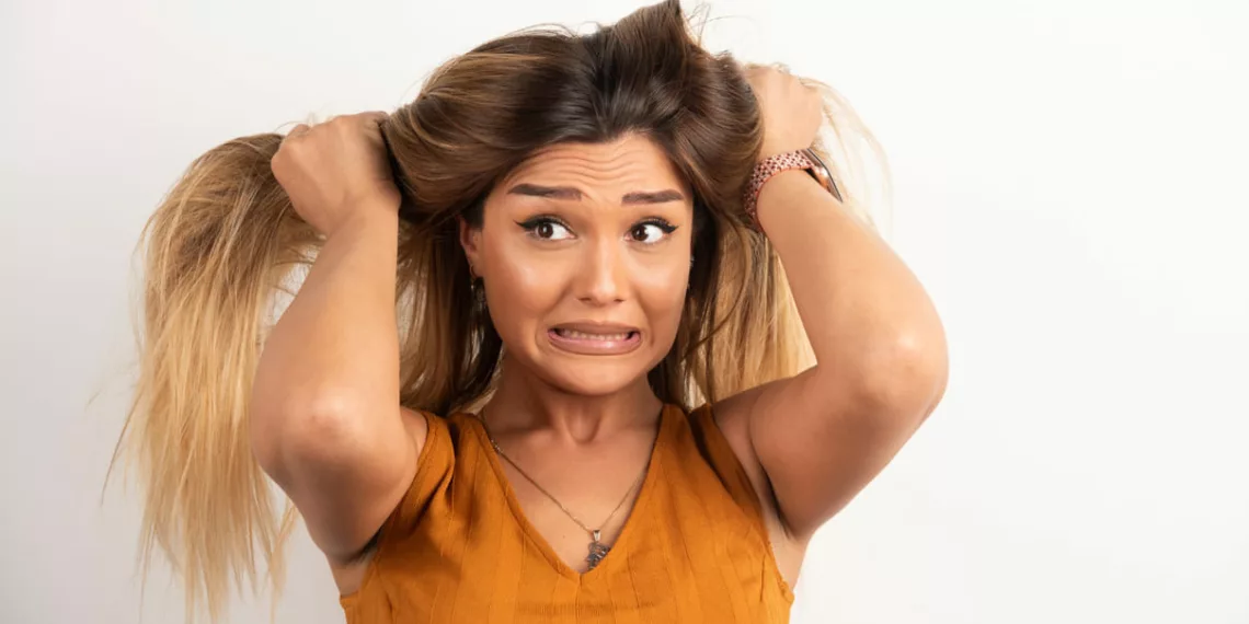 mega hair coçando