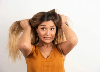 mega hair coçando