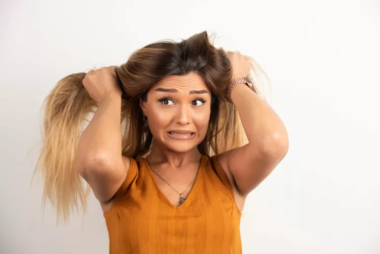 mega hair coçando