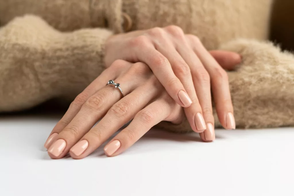 unhas claras 4 - 4 esmaltes claros perfeitos para usar no inverno e manter as unhas sempre sofisticadas