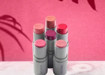 BocaRosa - Stick Cor está de volta! Boca Rosa relança seu hit de maquiagem com nova cor e visual repaginado