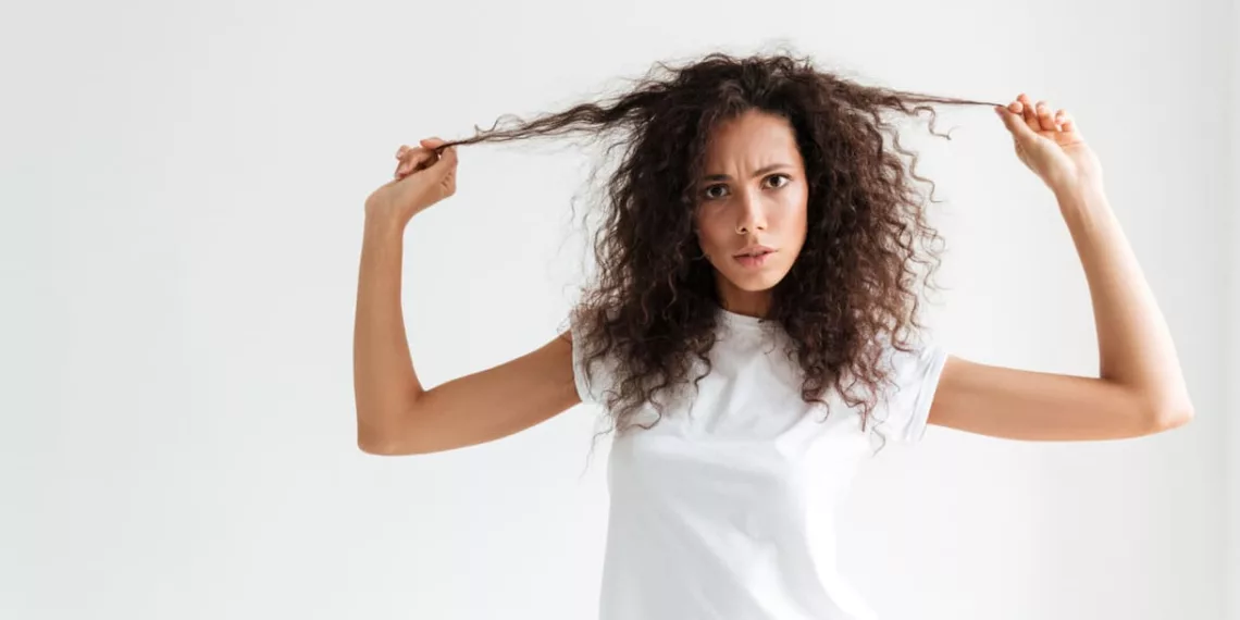 cabelo frizz 1 - Frizz no frio? Truques que salvam o cabelo do arrepio no inverno