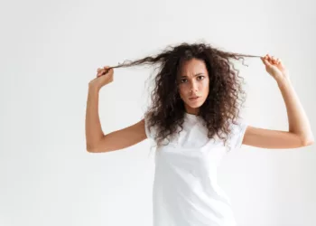 cabelo frizz 1 - Frizz no frio? Truques que salvam o cabelo do arrepio no inverno