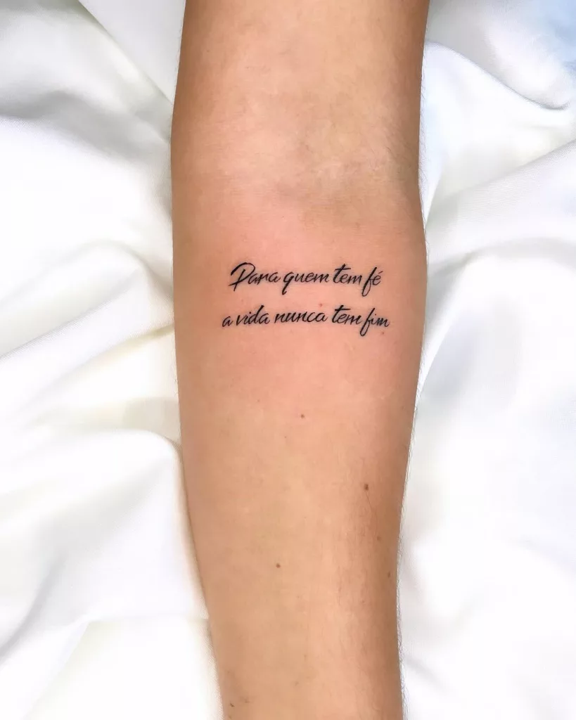 fe - Tatuagens femininas pequenas com frases: 9 ideias delicadas e cheias de significado