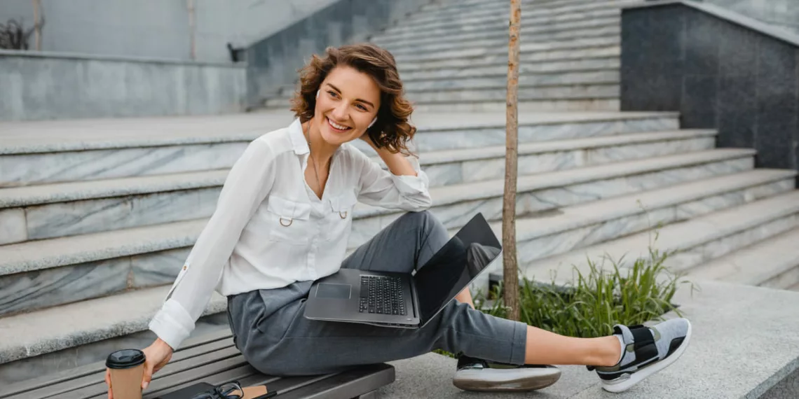 look tenis escritorio 1 - Looks de trabalho com tênis: como aliar conforto e estilo