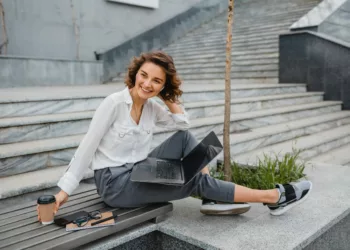 look tenis escritorio 1 - Looks de trabalho com tênis: como aliar conforto e estilo