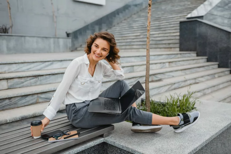 look tenis escritorio 1 - Looks de trabalho com tênis: como aliar conforto e estilo