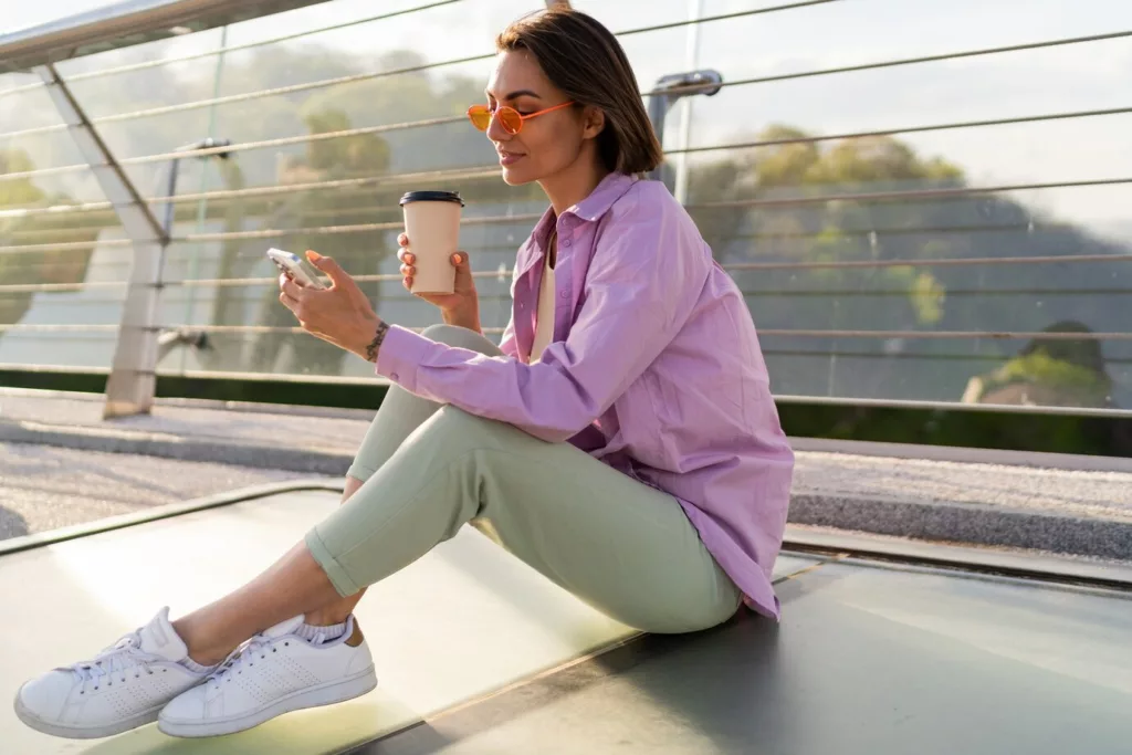look tenis escritorio 2 - Looks de trabalho com tênis: como aliar conforto e estilo