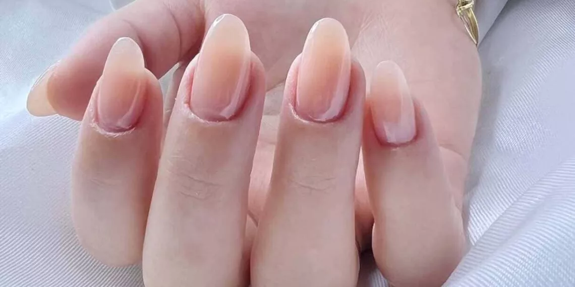unhas clarinhas inverno 1 - Esmaltes clarinhos para o inverno: 4 tons elegantes para usar no fim de semana