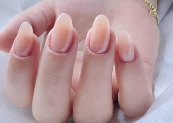 unhas clarinhas inverno 1 - Esmaltes clarinhos para o inverno: 4 tons elegantes para usar no fim de semana