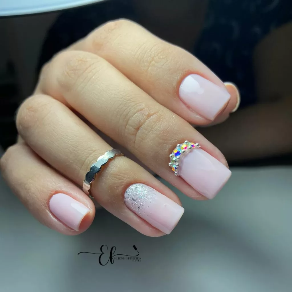 unhas clarinhas inverno 3 - Esmaltes clarinhos para o inverno: 4 tons elegantes para usar no fim de semana