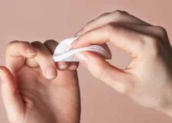 cuticula maos 1 - Cutículas ressecadas? Descubra os segredos naturais para mãos macias no inverno