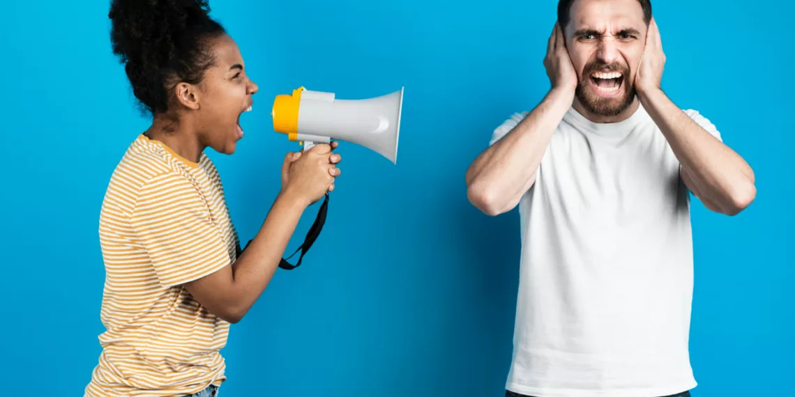 falando alto cp - Você fala alto demais? Psicólogos revelam o que esse hábito diz sobre seu emocional
