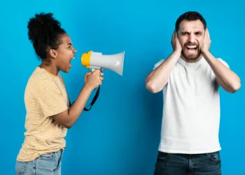 falando alto cp - Você fala alto demais? Psicólogos revelam o que esse hábito diz sobre seu emocional