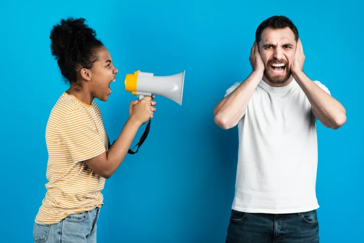 falando alto cp - Você fala alto demais? Psicólogos revelam o que esse hábito diz sobre seu emocional