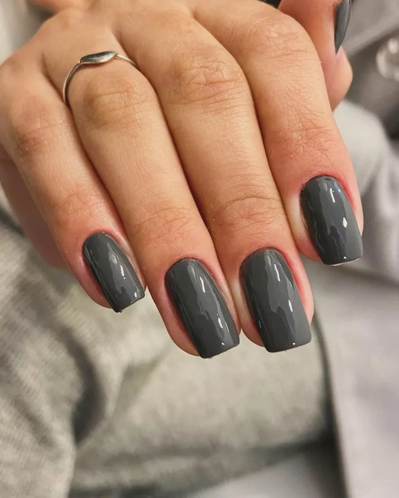 unha cinza 1 - Unhas com esmalte cinza: a tendência chique que está bombando nas redes sociais