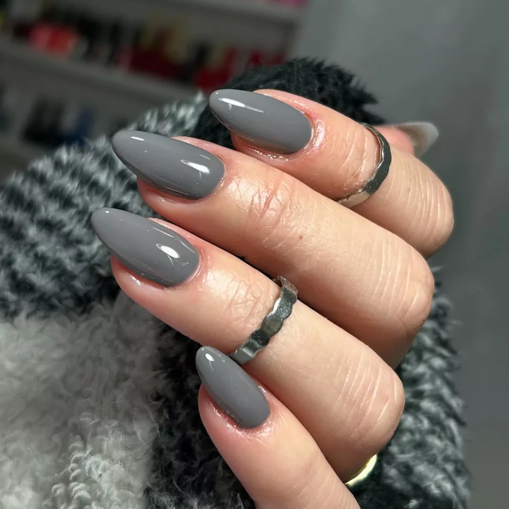 unha cinza 2 - Unhas com esmalte cinza: a tendência chique que está bombando nas redes sociais